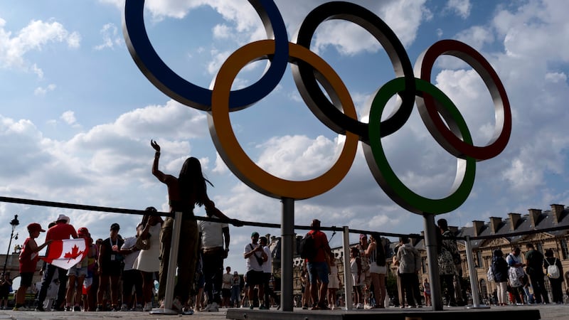 Los anillos olímpicos frente al Museo de Louvre, el jueves 1 de agosto de 2024, en París. (AP...